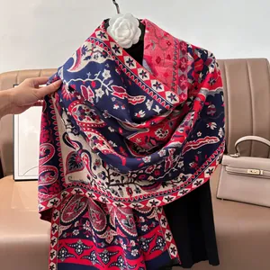 Détail de l'écharpe douce en imitation cachemire avec motifs cachemire et franges