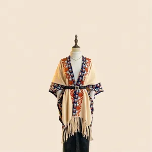 Vue détaillée du poncho en tricot vintage à carreaux avec franges et motifs géométriques