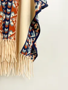 Vue détaillée du châle à motif géométrique bohème avec d'élégantes franges aux bords