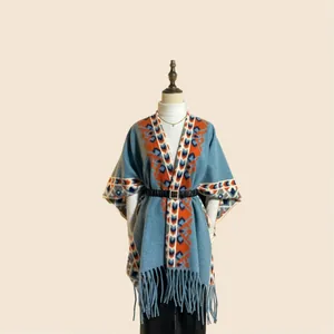 Châle poncho bleu en maille avec motifs ethniques, franges et ceinture élégante
