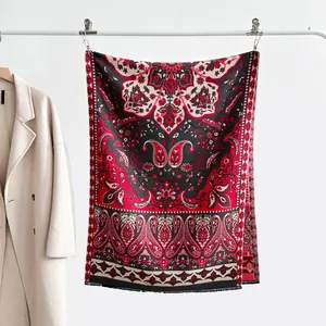 Détail de châle effet cachemire à motif cachemire rouge et noir avec élégantes franges
