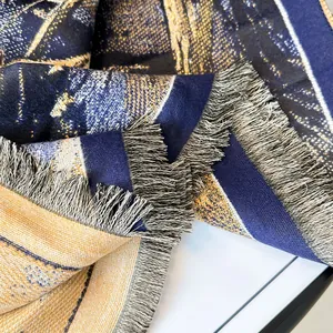 Détail de l'écharpe tissée style peinture à l'huile avec franges et texture vintage