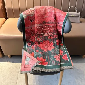 Châle pashmina d'hiver à imprimé fleuri avec franges suspendu sur une chaise grise
