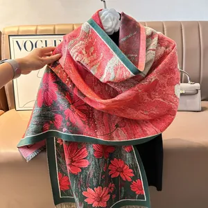 Détail du châle à fleurs rouges avec franges grises et texture épaisse de qualité
