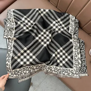 Klassieke geruite sjaal met luipaardprint rand en franjes, stijlvolle winter sjaal