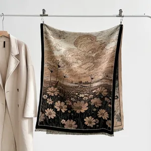 Détail d'une écharpe tissée avec motif de paysage floral, marguerites et bords frangés