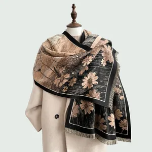 Gros plan d'une écharpe châle d'hiver avec motif marguerite et franges rétro