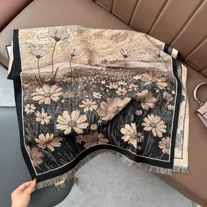 Détail d'un châle en tricot vintage avec motifs marguerites et fines franges