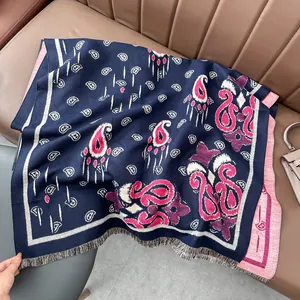 Dettaglio dello scialle jacquard paisley bohémien con frange su una seduta