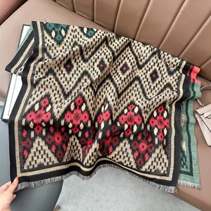 Détail d'un châle en maille jacquard ethnique avec des bords à franges délicates
