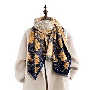 Détail d'une écharpe fleurie d'hiver avec chrysanthèmes jaunes et franges sur mannequin