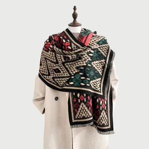 Détail d'un châle d'hiver épais avec motifs ethniques et fines franges délicates