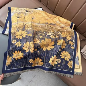 Gros plan sur la texture jacquard florale et les élégantes franges du châle d'hiver