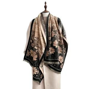 Écharpe châle d'hiver imprimé floral vintage noir et marron avec détails de franges
