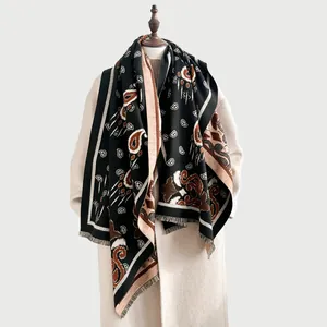 Dettaglio dello scialle jacquard paisley con frange su un manichino femminile