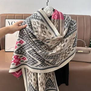 Vue détaillée du motif ethnique géométrique sur ce châle pashmina chaud et épais