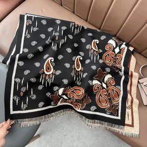 Dettaglio dello scialle jacquard paisley bohémien con frange decorative fini