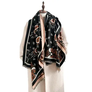 Scialle pashmina invernale boho con motivo paisley e frange in nero e beige