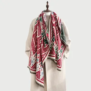 Écharpe épaisse à motif ethnique avec franges sur manteau pour look hiver
