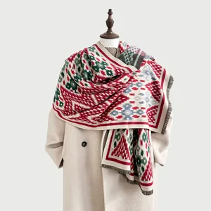 Détail du motif géométrique tissé et des franges d'une écharpe d'hiver épaisse