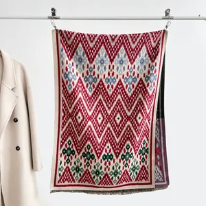 Détail d'une écharpe en maille ethnique avec franges et texture épaisse façon cachemire