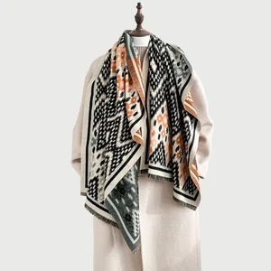 Écharpe épaisse géométrique bohème avec franges sur manteau beige pour l'hiver