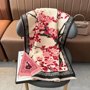 Bufanda de cachemira sintética con estampado de flores y detalles de flecos elegantes