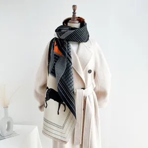 Sciarpa di lusso in cashmere con motivo a cavallo, accenti arancioni e frange su manichino
