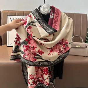 Chal de invierno con estampado de flores de ciruelo y textura de tinta vintage en beige