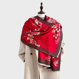 Detalle de chal rojo de invierno con flores de ciruelo y borde con patrón griego