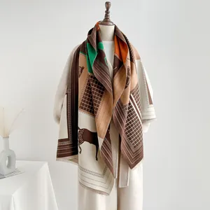 Dettaglio macro della sciarpa effetto cashmere con motivo a cavallo e trama con frange