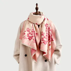 Detalle de chal tacto cachemira con estampados florales y acabados con flecos