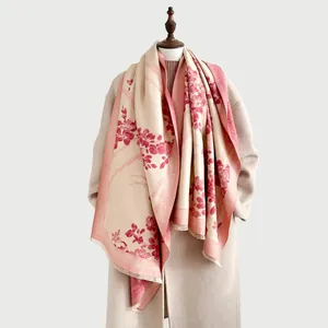 Detalle de estampado de flor de ciruelo y flecos finos en el chal de cachemira