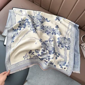Detalle de chal con estampado floral, flecos y borde retro sobre fondo de cuero elegante