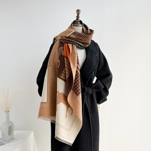 Dettaglio di sciarpa in cashmere con stampa di cavalli in caramello e verde scuro
