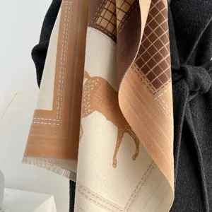 Dettaglio della sciarpa in cashmere con motivo a cavallo e bordi con frange