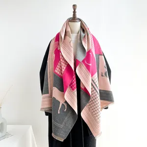 Sciarpa scialle di lusso con stampa di cavalli e patchwork rosa e grigio con frange