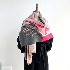 Dettaglio di motivo a cavallo e patchwork scozzese su sciarpa spessa in finto cashmere