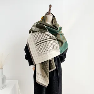 Dettaglio dello scialle effetto cashmere con motivi vintage e rifiniture a nappe