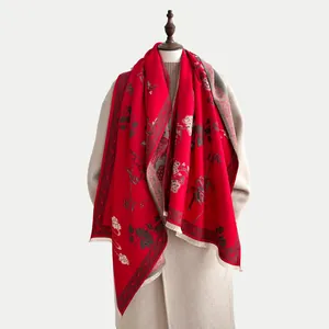 Scialle etnico in finto cashmere rosso con motivi di fiori di prugno e frange