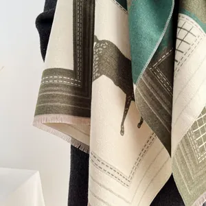 Dettaglio del tessuto in finto cashmere spesso con motivo a cervo e blocchi verde oliva