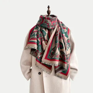 Vue détaillée du motif floral ethnique épais et de la frange du châle de type pashmina