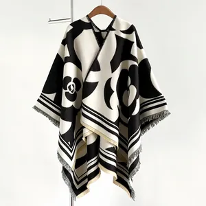 Châle à Fente Motif Camélia pour Femmes Poncho Imitation Cachemire Épais et Chaud Enveloppement avec Glands Jacquard Géométrique Cape d'Hiver Élégante