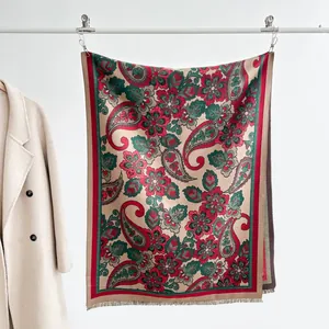 Détail du motif cachemire vintage avec des bords à franges délicates