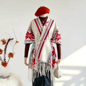 Ethno-Strickschal mit roten geometrischen Mustern und langen Quastendetails am Saum