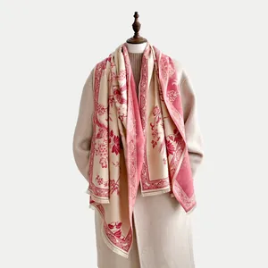 Dettaglio del motivo floreale su scialle beige effetto cashmere con frange