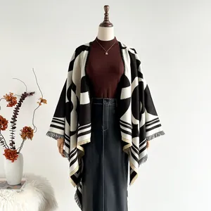 Vue détaillée d'un châle en tricot camélia noir et blanc avec des franges élégantes