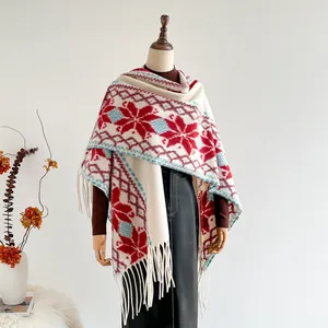 Ethno-Schal in Creme mit roten Schneeflocken, blauen Rauten und langen Fransen