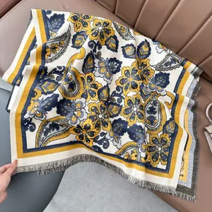 Détail du motif paisley floral et des franges fines sur ce châle épais et chaud