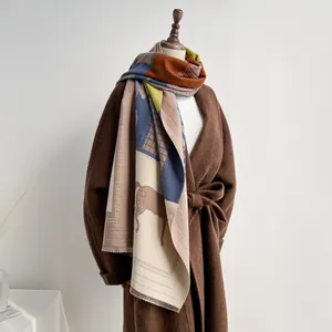 Dettagli della sciarpa in cashmere con motivo a sagome di cavalli e frange fini